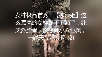 韵味少妇嘘嘘被偷拍，大胆伸设备进去拍脸，你要干什么我打你哦  贼刺激,溜得比谁都快！