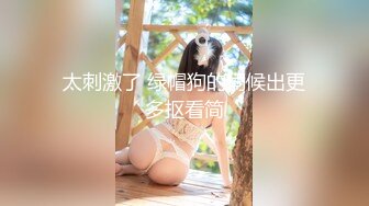 超过瘾，6P中年夫妻的派对，直接邀约家中卧室开搞，男士一个比一个猛，骚妻拿起两根鸡巴直接放嘴里卖力舔！