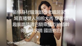 《极品CP魔手外购》商场女厕近景镜头先拍脸再拍逼，各种年轻美女小姐姐小少妇方便，大屁股潮妹透明内裤简直太骚了 (5)