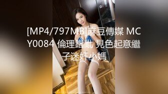 极品CP✅魔手》疯狂大胆坑神躲进商场女_厕独占一个坑位隔板缝中偸_拍各种B形妹子方便▲极限特写镜头快要碰到B了 (1)