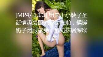 摄像头直播中年夫妻客厅沙发上啪啪这姿势也不怕闪到腰，不过一分钟就射了，老婆好像不太满意