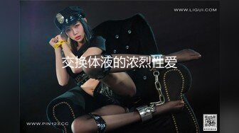 潜入商场女厕近距离偷拍制服美女粉嫩的鲍鱼