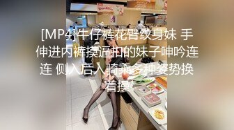 “大鸡巴好大操死我了”对白刺激小青年没事到干妈家串门正巧碰到干妈在洗澡换衣顺便偸拍实在受不了强行操干妈