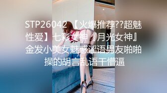 风吟鸟唱嫩模丝丝坐在沙发上玩逼拍写真被摄影师和导演弄到床上一个舔一个用手玩