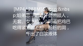 商场女厕偷拍爱臭美的小姐姐边吸烟边拉屎WC化妆涂润唇油