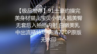 商场女厕近距离偷窥牛仔裤少妇的小黑鲍