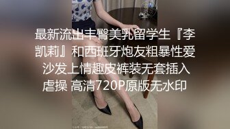 刚出来做兼职没多久短发小姐姐，眼镜小伙撩起裙子一顿摸，身材不错腰细坚挺奶子，缠住腰爆操流出白浆，休息一会再干第二炮