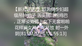 腿上蛇纹身外表清纯很骚小姐姐，长发及腰脱掉小背心扭动