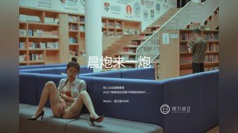 隔壁家的小骚妇，黑丝露脸酒店里让两个大哥调教，道具抽插骚穴呻吟，淫声荡语躺在床上让两个大哥吃奶抠逼