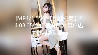 《极品CP魔手外购》色胆包天坑神潜入某公司女厕独占坑位隔板缝中现场实拍超多美女小姐姐方便，脸逼同步前后拍太顶了 (5)