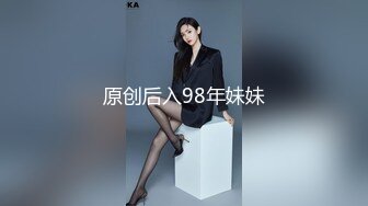 休闲会所里的女技师，玩个小活不断摆弄小哥的大鸡巴，足交口交性感的内裤给你看骚逼，最后把大哥口加撸弄射