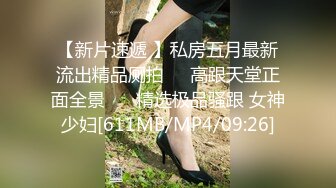 合租房门缝偷拍白白嫩嫩的小姐姐洗澡还是一个无毛的小白虎