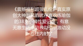 露脸少妇颜值不错大奶子，说着淫声荡语诱惑狼友揉捏骚奶子，撅着屁股掰开骚穴给狼友看，自慰骚逼淫水好多