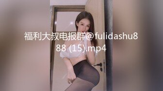 [MP4/ 723M] 好色尤物无套爆菊！翘起肥臀求操！先插小穴后爆菊，边操边喷尿，搞得沙发湿一片，爆操太骚了