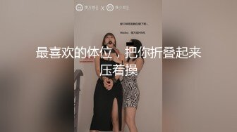 家庭摄像头，美艳妈妈赤裸奶子和小儿子卧室玩耍，怀着二胎，儿子拿零食给妈妈吃，边吃边玩手机，熄灯后右手拿得是什么？