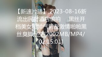 橙色T恤美女蹲姿撩人 充分展示干净肥美的鲍鱼