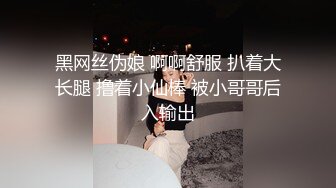 年轻小嫩妹萝莉骚起来不一般，舔大鸡巴非常温柔，身材完美被大哥捏着奶子侧入，不断伸舌头好骚，暴力推车