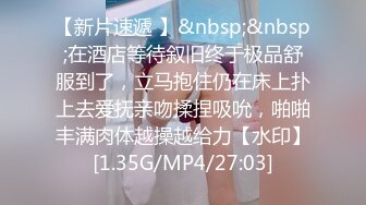 私房46RMB热作品，和D奶闺蜜一起洗澡，女主坐在浴缸里面，闺蜜坐在浴缸外面洗淋浴