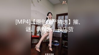 洗浴会所保安躲藏在排气扇通风口附近手持偷拍女浴客洗澡貌似有几个身材还可以