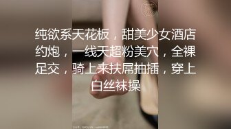 商场厕所偷拍 妹子尿急裤子偏偏又难解开 差点尿裤子上