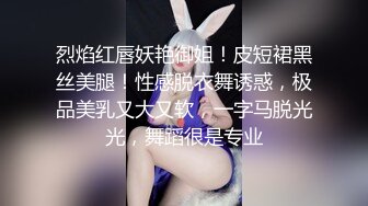 【新片速遞】足球场上的小骚逼❤️刚被哥哥后入操了，扭身跪舔吃鸡巴❤️占过雨水的JB吃起来津津有味~好爽真的好舒服啊！！[19M/MP4/01:01]