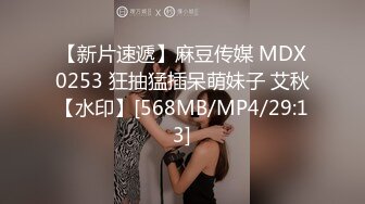 地铁站一路跟踪抄底极品黑丝少妇 没穿内裤隐约看到她的大肥B