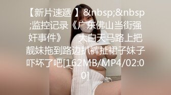 [MP4/ 459M] 年轻的小少妇露脸跟小哥在浴室啪啪，先洗干净让小哥舔逼，交大鸡巴舔弄，无套抽插多体位爆草