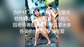 等电梯的少数民族着装美女 我们办公室一朵美丽的石榴花