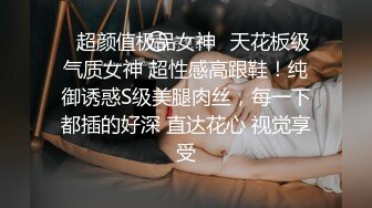 镜子前欣赏老婆