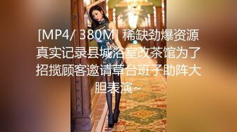 《极品CP魔手外购》集体公寓女厕双机位全景偸拍各种学生和上班族小姐姐方便，逼脸同框全身有美女有美逼 (4)