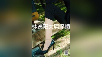 一路跟踪尾随偷拍在广场拍婚前写真的美女上厕所 原始档