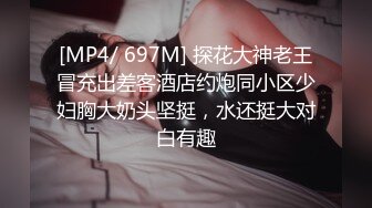 长裙美女尿完后一直臭美照镜子