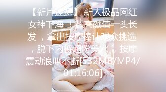 漂亮高跟黑丝少妇脱光吃鸡 口含双屌尽情轮番泄欲 在车上被巨根狂插 淫水直流 精液射一肚子