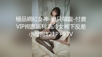 卷发网红嫩妹子，配上粉色蝴蝶逼美甲手指不停的在阴蒂上摩擦，还尝尝自己淫水