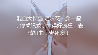 小情侣在网吧包房里面看看电影女友蹲下给口活，不仅颜值高，技术很熟练