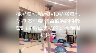 360酒店摄像头近距离偷拍小哥背着女友和她的胖闺蜜开房