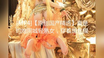 已婚骚人妻家里没人陪狼友发骚，农村大院屋里骚完院里骚，听狼友指挥互动撩骚揉奶玩逼看特写，精彩不要错过