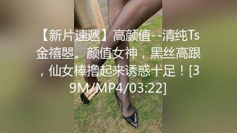 两个时尚又漂亮的女孩来拉粑粑，小穴嫩呼呼的