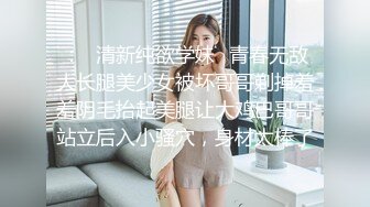 穿衣很风骚明媚的甜甜美少妇，被老公从楼道电梯口干到屋里，爆菊，看少妇的表情好像有点不悦！