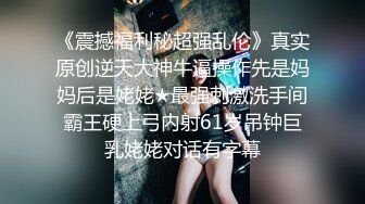 高顔值校園女神,大學裏諸多舔狗的女神,私下一小臊B,逛超市專門挑選一根粗長黃瓜回家紫薇用